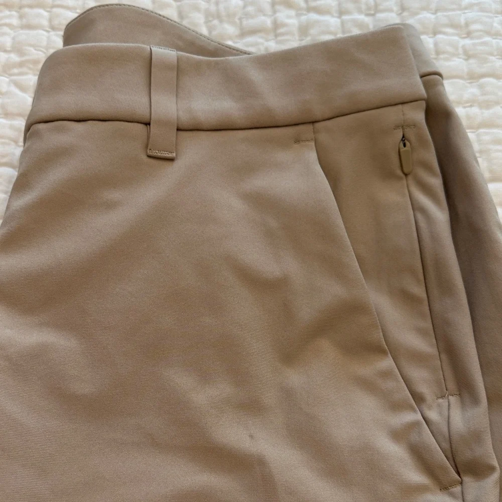 lululemon Mens classic 7” ABC Warpstreme tan shorts size 33 - Picture 4 of 4